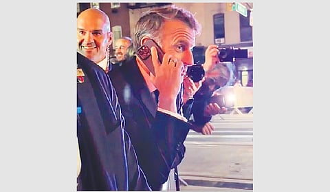 நியூயார்க் சாலையில் தடுத்து நிறுத்தப்பட்டதும்
டிரம்ப்பை தொலைபேசியில் அழைத்து தெரிவித்த
பிரான்ஸ் அதிபர் மேக்ரான்.