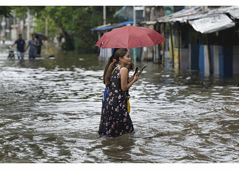 கொல்கத்தாவில் கனமழையால் இயல்பு வாழ்க்கை முடக்கம்! 30 விமானங்கள் ரத்து!