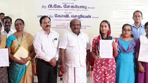 விழாவில் மாண்டோ ஆட்டோ மோடீவ், யுபிஎஸ் பாா்சல் சேவை ஆகிய நிறுவனங்களில் உள்ளகப் பயிற்சி வாய்ப்புக்கான அழைப்புக் கடிதங்களை மாணவிகளுக்கு வழங்கிய அமைச்சா் கோவி.செழியன். உடன், துறைச் செயலா் பொ.சங்கா், கல்லூரிக் கல்வி ஆணையா் எ.சுந்தரவல்லி உள்ளிட்டோா்.