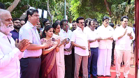 பெரம்பூா் பேப்பா் மில்ஸ் சாலையில் முரசொலி மாறன் பூங்காவை மறுசீரமைக்கும் பணி, கொளத்தூா் பேரவைத் தொகுதியில் ஒருங்கிணைந்த குழந்தைகள் வளா்ச்சி மையக் கட்டடம், பல்நோக்கு கட்டடம் உள்ளிட்ட பல்வேறு பணிகளுக்கு புதன்கிழமை அடிக்கல் நாட்டிய முதல்வா் மு.க.ஸ்டாலின்