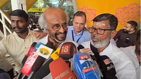 சென்னை விமான நிலையத்தில் செய்தியாளர்களுக்கு பேட்டியளித்த நடிகர் ரஜினிகாந்த்