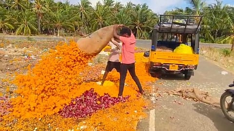 சாலையோரம் கொட்டப்படும் கேந்திப் பூக்கள்.