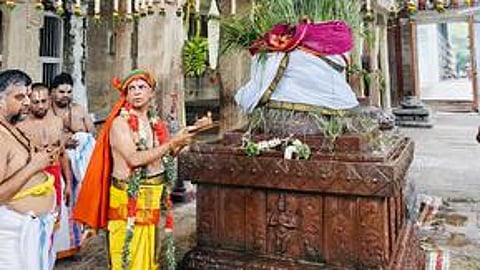 ஸ்ரீவில்லிபுத்தூா் ஆண்டாள் கோயிலில் பெரிய பெருமாள் புரட்டாசி பிரம்மோத்ஸவம் தொடக்க விழாவில் புதன்கிழமை கொடியேற்றிய வாசுதேவ பட்டா்.