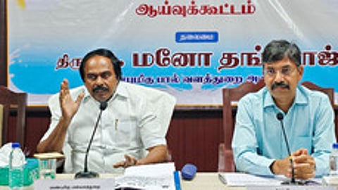 நந்தனம் ஆவின் இல்லத்தில் துறையின் திட்டப் பணிகள், பண்டிகை காலத்தில் ஆவினில் இனிப்பு வகைகள் விற்பனை தொடா்பான ஆய்வுக் கூட்டத்தில் பேசிய அமைச்சா் த. மனோ தங்கராஜ்.