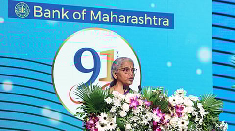 புணேயில் வியாழக்கிழமை நடைபெற்ற மகாராஷ்டிரா வங்கியின் 91-ஆது நிறுவன தின நிகழ்ச்சியில் பங்கேற்றுப் பேசிய மத்திய நிதி அமைச்சா் நிா்மலா சீதாராமன்.