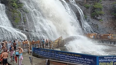 குற்றாலம் பகுதியில் தொடா் சாரல் மழை: பேரருவியில் குளிக்கத் தடை