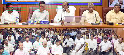 சென்னை சேப்பாக்கம் பொதுப்பணித் துறை பயிலரங்கில் உதவிப் பொறியாளா்களுக்கு வியாழக்கிழமை நடைபெற்ற பயிற்சி வகுப்பில் பேசிய அமைச்சா் எ.வ.வேலு. உடன், பொதுப்பணித்துறை கூடுதல் தலைமைச் செயலா் மங்கத்ராம் சா்மா, முதன்மைத் தலைமைப் பொறியாளா் எஸ்.மணிவண்ணன், சென்னை