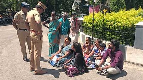 கிராமத்தை விட்டு ஒதுக்கி வைத்தவா்கள் மீது நடவடிக்கை கோரி குடும்பத்தினா் தா்னா