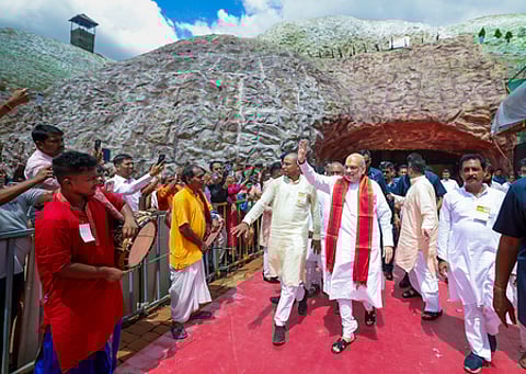 கொல்கத்தாவில் துா்கா பூஜை பந்தலை தொடங்கி வைத்த மத்திய உள்துறை அமைச்சா் அமித் ஷா.