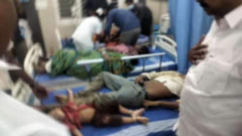 கரூர் அரசு மருத்துவமனையில் சிகிச்சை பெறுவோர்