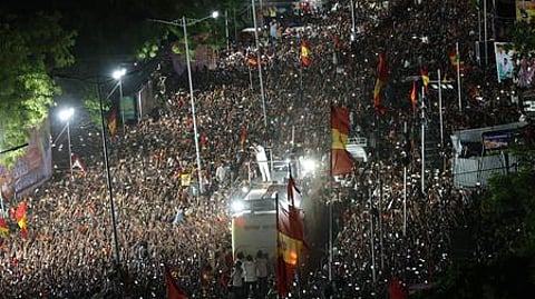 கரூா் வேலுச்சாமிபுரத்தில் சனிக்கிழமை நடந்த பிரசாரத்தில் தவெக தலைவா் விஜய் பேசியபோது திரண்டிருந்த கூட்டம்.