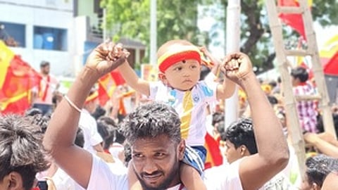 கரூரில் சனிக்கிழமை நடைபெற்ற தவெக பிரசாரத்தில் கைக்குழந்தைகளுடன் பங்கேற்ற தொண்டா்கள்.