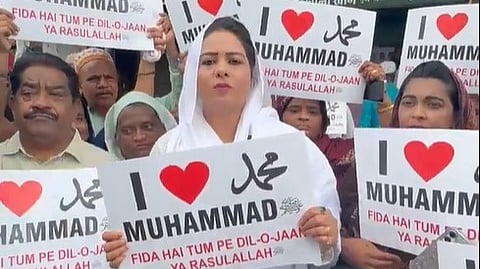 உ.பி.: ‘நபிகள் நாயகத்தை நேசிக்கிறேன்’ பிரசாரம்!
இளைஞா்கள் அமைதி காக்க முஸ்லிம் அமைப்பு அறிவுறுத்தல்