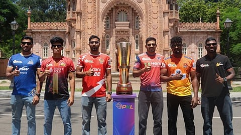 சென்னை அரசு அருங்காட்சியக வளாகத்தில் பிகேஎல் கோப்பையுடன் கேப்டன்கள்.