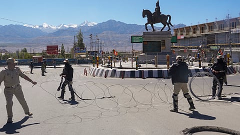 லே நகரில் ஊரடங்கு நீட்டிக்கப்பட்டதையடுத்து, ஞாயிற்றுக்கிழமை வீதியில் முள்கம்பி தடுப்பு அமைத்த காவல் பாதுகாப்புப் படையினா்.