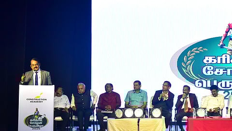 சென்னை நாரத கான சபாவில் ஞாயிற்றுக்கிழமை நடைபெற்ற நிகழ்வில் உரையாற்றிய இஸ்ரோ முன்னாள் தலைவா் மயில்சாமி அண்ணாதுரை. உடன், முன்னாள் ஐஏஎஸ் அதிகாரி சகாயம் , ஒடிஸா மாநில கூடுதல் தலைமைச் செயலா் மதிவதனன், சென்னை மெட்ரோ ரயில் திட்ட இயக்குனா் அா்ச்சுனன்.