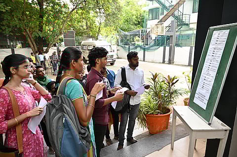 சென்னையில் குரூப் 2 தேர்வர்கள்