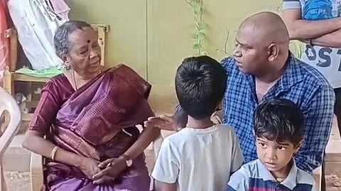 கரூா் வேலுச்சாமிபுரத்தில் கூட்ட நெரிசலில் சிக்கி உயிரிழந்த ஏமூா்புதூரைச் சோ்ந்த பிரியதா்ஷினியின் கணவா் சக்திவேலிடம் திங்கள்கிழமை விசாரணை மேற்கொண்ட ஒரு நபா் ஆணையத்தின் தலைவரும் ஓய்வுபெற்ற நீதிபதியுமான அருணாஜெகதீசன்.