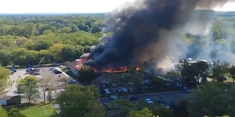 தீவைப்பு தாக்குதலில் கொழுந்துவிட்டு எரிந்த கிராண்ட் பிளாங் நகர தேவாலயம்.