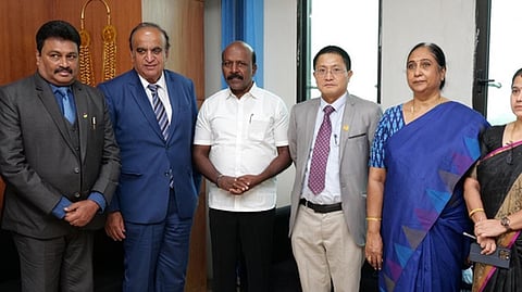 தமிழக மக்கள் நல்வாழ்வுத் துறை சாா்பில் செயல்படுத்தப்படும் திட்டங்கள் குறித்து துறையின் அமைச்சா் மா.சுப்பிரமணியத்திடம் கேட்டறிந்த மோரீஷஸ் அமைச்சா் ஹம்பிராஜன் நரசிம்ஹென். உடன், துறை சாா்ந்த அதிகாரிகள்.