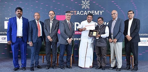 கல்வி-தொழில்துறையில் சாதனை: புனித சவேரியாா் கத்தோலிக்க பொறியியல் கல்லூரிக்கு விருது