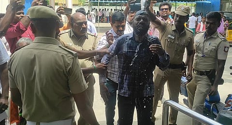 காஞ்சிபுரம் மாவட்ட ஆட்சியர் அலுவலக வளாகத்தில் தீக்குளிக்க முயன்ற இளைஞர்.