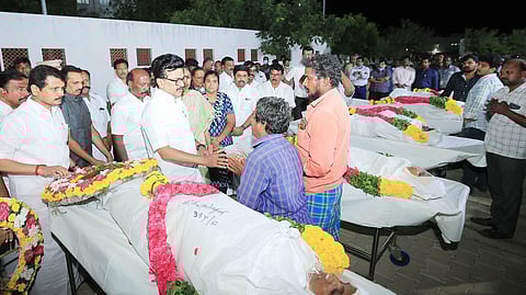 கரூர் பிணவறை வெளியே இறந்தவர்களின் உடலுக்கு அஞ்சலி செலுத்திய முதல்வர் மு.க.ஸ்டாலின்.