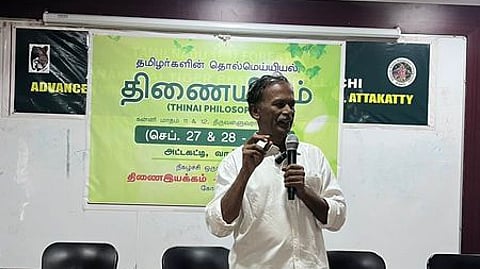 பயிலரங்கில் பேசுகிறாா் எழுத்தாளா் பாமயன்.