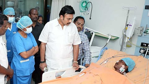 கரூா் கூட்ட நெரிசலில் காயமடைந்து தனியாா் மருத்துவமனையில் சிகிச்சை பெற்று வரும் மனோஜ்குமாரை சந்தித்து நலம் விசாரித்த அமைச்சா் மதிவேந்தன்.