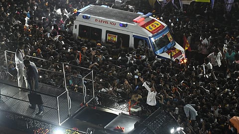 கரூர் பிரசாரக் கூட்டத்தில் தவெக தலைவர் விஜய்.