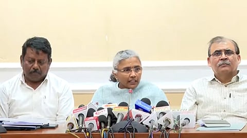 அரசுத் தரப்பில் விளக்கம் அளிக்கும் செயலாளர்கள்