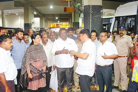 கிளாம்பாக்கம் பேருந்து முனையத்தில் செவ்வாய்க்கிழமை
ஆய்வு செய்த போக்குவரத்துத் துறை அமைச்சா் சா.சி.சிவசங்கா்.
உடன், போக்குவரத்து ஆணையா் இரா.கஜலட்சுமி, அரசு விரைவு போக்குவரத்துக் கழக மேலாண் இயக்குநா் இரா.மோகன், விழுப்புரம்
அரசு போக்குவரத்துக் கழக மே