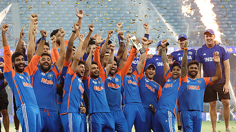 ஆசிய கோப்பையின்றி வெற்றியைக் கொண்டாடும் இந்திய அணி வீரர்கள்