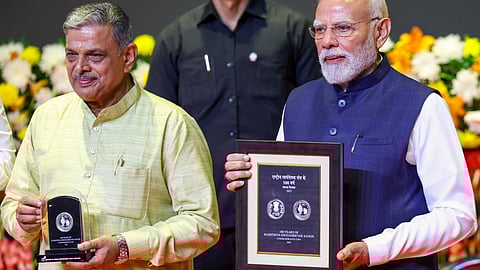 புது தில்லியில் நடைபெற்ற ஆர்.எஸ்.எஸ். நூற்றாண்டு விழாவில் பிரதமர் நரேந்திர மோடி மற்றும் ஆர்.எஸ்.எஸ். பொதுச் செயலர் தத்தாத்ரேய ஹோசபாலே.