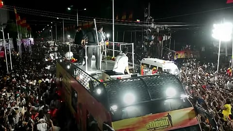 கரூரில் மக்களிடையே பேசும் விஜய்