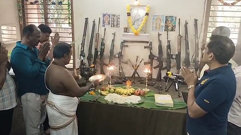 துப்பாக்கிகள் வைத்து ஆயுத, சரஸ்வதி பூஜை கொண்டாடிய புதுச்சேரி போலீசார்