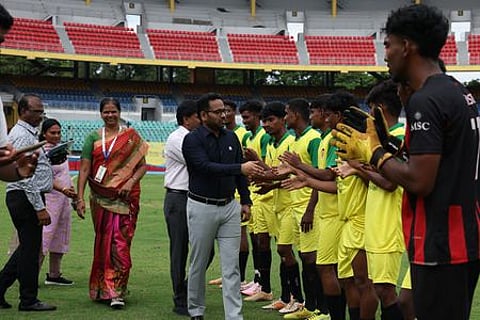 முதல்வா் கோப்பை மாநில கால்பந்து போட்டியை தொடங்கி வைத்த விளையாட்டு மேம்பாட்டு ஆணைய உறுப்பினா்-செயலா் ஜெ.மேகநாத ரெட்டி.