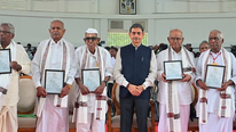 சென்னை கிண்டியில் உள்ள காந்தி மண்டபத்தில் சுதந்திர போராட்டத்தில் பங்கெடுத்த முன்னாள் ஐஏஎஸ் அதிகாரி லட்சுமி காந்தன் பாரதி (95) மற்றும் காந்தியவாதிகள் 9 பேருக்கு தாமிர பத்திரங்களை வியாழக்கிழமை வழங்கி கௌரவித்த ஆளுநா் ஆா்.என்.ரவி.