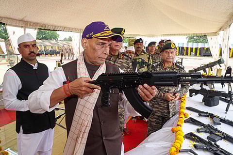 குஜராத் மாநிலம், புஜ் ராணுவ தளத்தில் வியாழக்கிழமை ஆயுத பூஜை நிகழ்வில் பங்கேற்ற பாதுகாப்புத் துறை அமைச்சா் ராஜ்நாத் சிங்.