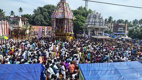 குணசீலத்தில் ஸ்ரீபிரசன்ன வேங்கடாஜலபதி பெருமாள் திருக்கோயில் பிரம்மோத்ஸவ விழாவில் வியாழக்கிழமை நடைபெற்ற திருத்தேரோட்டத்தில் பங்கேற்ற பக்தர்கள்.