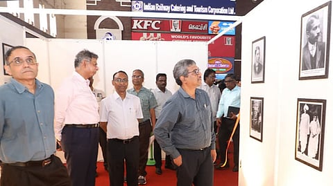சென்னை சென்ட்ரல் ரயில் நிலையத்தில் காந்தியின் அரிய புகைப்படங்கள் அடங்கிய கண்காட்சியைத் தொடங்கி வைத்து பாா்வையிட்ட தெற்கு ரயில்வே கூடுதல் பொது மேலாளா் பி.மகேஷ். உடன், சென்னை தெற்கு கோட்ட மேலாளா் சைலேந்திர சிங் உள்ளிட்டோா்.