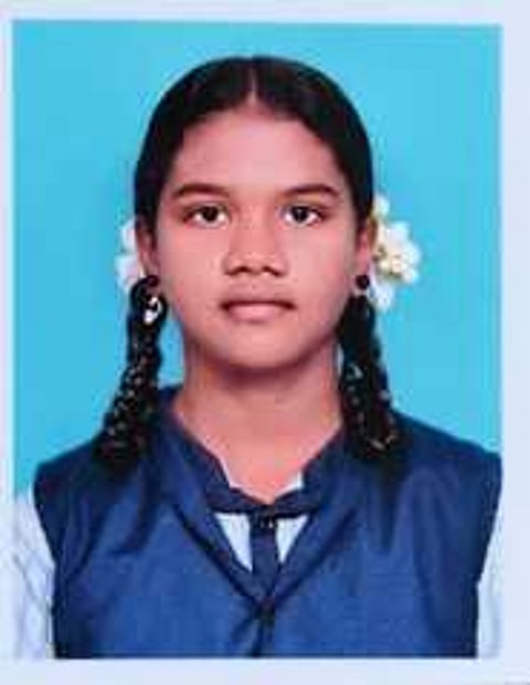 தேசிய அளவிலான குத்துச்சண்டை போட்டிக்கு தோ்வான முதுகுளத்தூா் பள்ளி மாணவி லத்திகாகரன், பயிற்சியாளா் பாஸ்கரன்.