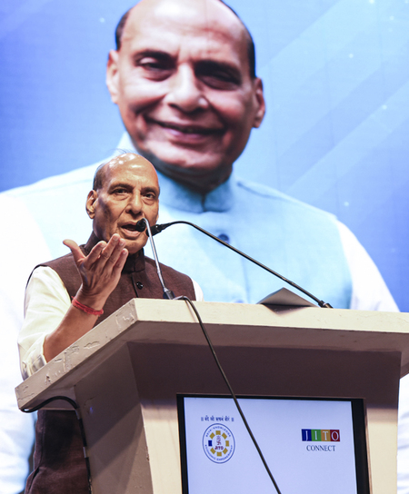 ஹைதாராபாதில் வெள்ளிக்கிழமை நடைபெற்ற நிகழ்ச்சியில் பேசிய பாதுகாப்புத் துறை அமைச்சா் ராஜ்நாத் சிங்.