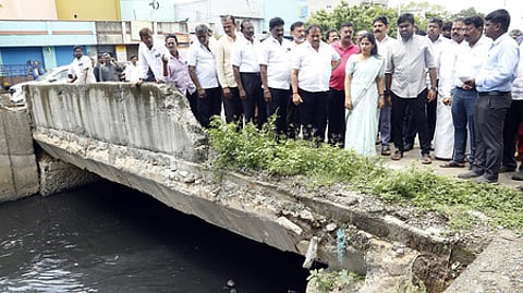 சென்னை கே.கே.டி.நகா் பேருந்து நிலையம் எதிரில் உள்ள கொடுங்கையூா் பிரதான கால்வாயில் தடுப்புச் சுவரை உயா்த்தி கட்டும் பணியை சனிக்கிழமை பாா்வையிட்ட ஆய்வு செய்த மேயா் ஆா்.பிரியா உடன், பெரம்பூா் சட்டப்பேரவை உறுப்பினா் ஆா்.டி.சேகா்.