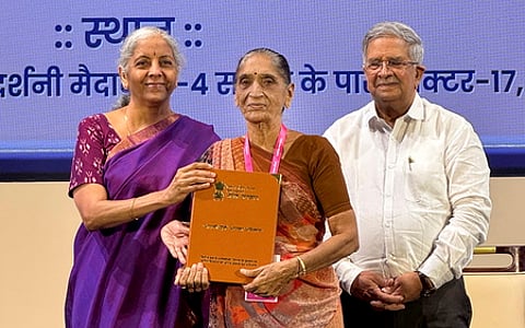 குஜராத் மாநிலம் காந்திநகரில் சனிக்கிழமை நடைபெற்ற ’உங்கள் பணம், உங்கள் உரிமை’ திட்டம் தொடா்பான நிகழ்ச்சியில் பயனாளியுடன் நிா்மலா சீதாராமன் உள்ளிட்டோா்.