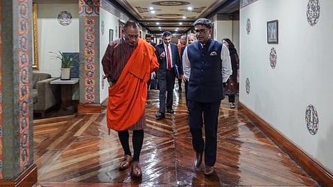 பூடான் பிரதமா் ஷெரிங் டோப்கேய்யுடன் இந்திய வெளியுறவுச் செயலா் விக்ரம் மிஸ்ரி.