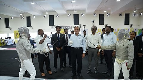 வாள் சண்டை போட்டியை தொடங்கி வைத்த விளையாட்டுத் துறை கூடுதல் தலைமைச் செயலாளா் அதுல்ய மிஸ்ரா.