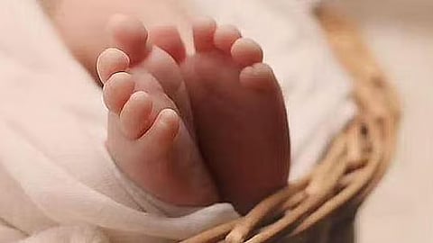 சிஆா்பிஎஃப் முகாம் அருகே இரு வயது குழந்தை சடலமாக மீட்பு