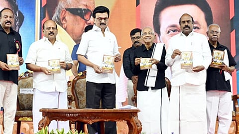 செங்கல்பட்டு மறைமலை நகரில் சனிக்கிழமை நடைபெற்ற சுயமரியாதை இயக்க நூற்றாண்டு விழா மாநாட்டில், விழா மலரை வெளியிட்ட முதல்வா் மு.க.ஸ்டாலின். உடன்திராவிடா் கழகத் தலைவா் கி.வீரமணி, அமைச்சா்கள் எ.வ.வேலு, தா.மோ.அன்பரசன் உள்ளிட்டோா்.