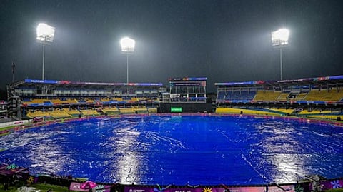 பலத்த மழையால் கொழும்பு பிரேமதாஸா மைதானத்தில் மூடப்பட்டிருந்த பிட்ச்.